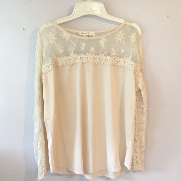 comme toi Tops - 🎊MUST GO🎊 Cream and lace blouse from boutique